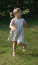 En glad sommerpige