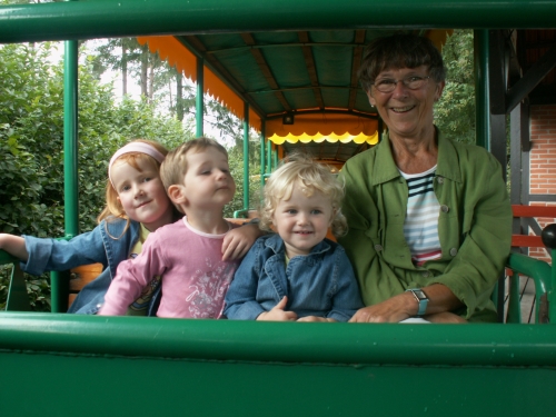 Sara i Djurs Sommerland sammen med kusine Smilla og Freia og Bedstemor